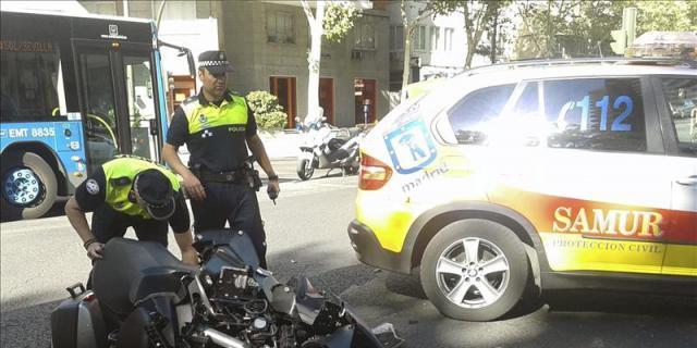 Un motorista herido grave al chocar con un turismo en un cruce con semáforo