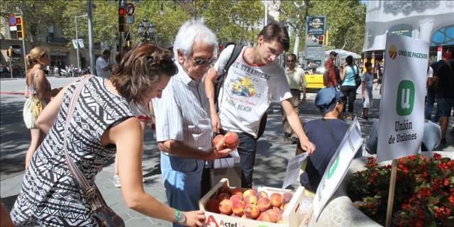 Fruta gratis en protesta por el veto ruso en la plaza de Callao