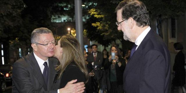 Políticos y empresarios asisten al funeral por Isidoro Álvarez