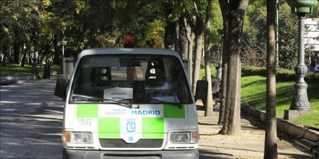 Vecinos del distrito Centro recogen firmas pidiendo más limpieza viaria