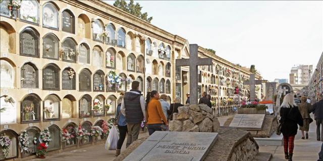 Música y mensajes colectivos por los difuntos en el cementerio de Alcalá