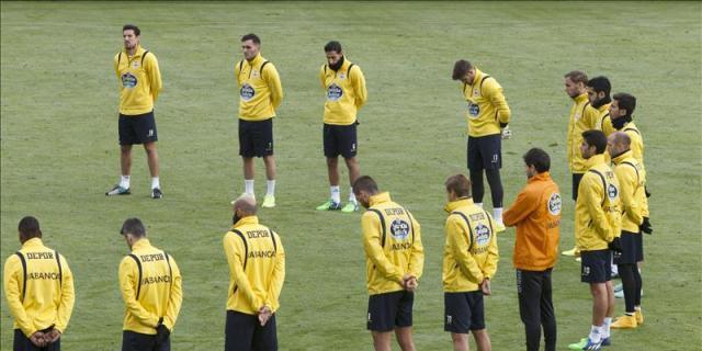 Minuto de silencio de la plantilla del Deportivo antes del entrenamiento