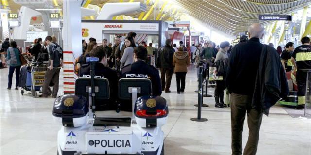 El Gobierno asegura que el hombre fallecido en Barajas tras una alarma por ébola fue bien atendido