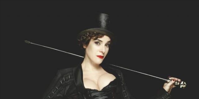 Anabel Alonso maneja "el cotarro" como maestra de ceremonias en "The Hole"