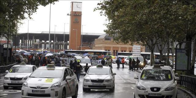 Los taxistas madrileños celebran el cierre del servicio de Uber en España