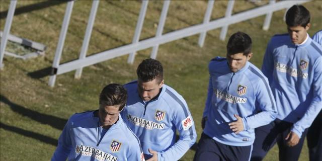 'Pasillo', abrazos y 300 aficionados en el primer día de Torres con el grupo