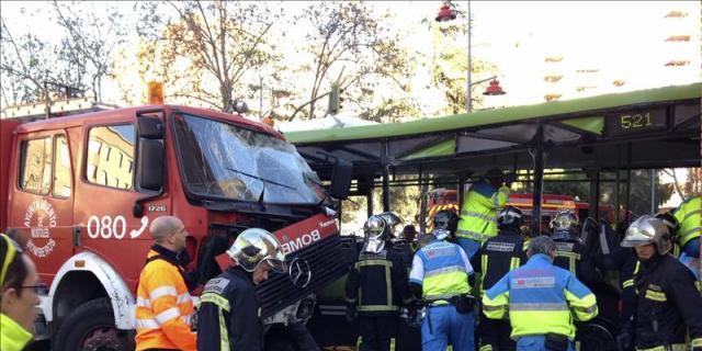 Veintiséis heridos leves en la colisión de un camión de bomberos y un autobús en Móstoles