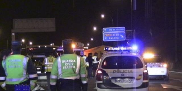 Dos jóvenes heridos al chocar su coche contra un poste en la A-6 en Las Rozas