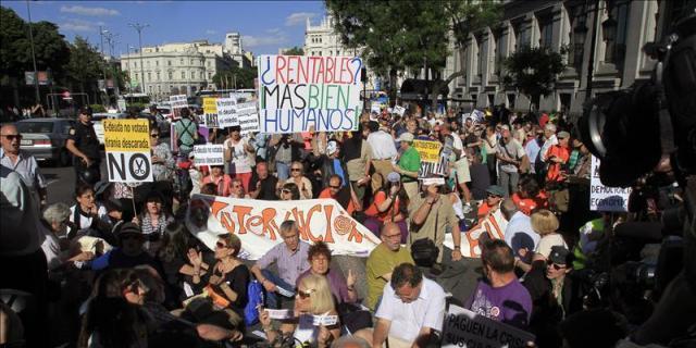 Una 'yayoflauta', multada con 20 euros por increpar a dos policías en la Puerta del Sol 