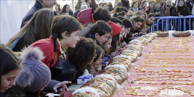 Aldeas Infantiles reparte 10.000 raciones de roscón solidario en la Puerta del Sol de Madrid