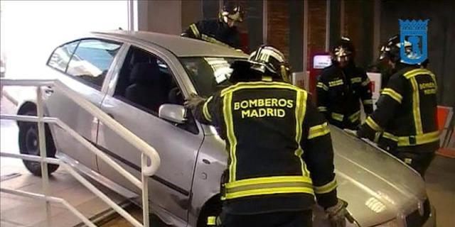El conductor que empotró su coche en un hospital de Villa de Vallecas dice que han &quot;vuelto a nacer&quot;