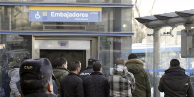 El hombre que tiró a un policía al tren en Embajadores no será interrogado hasta que mejore