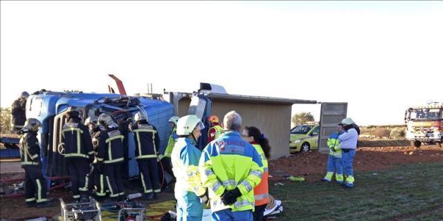 Un camionero resulta herido muy grave tras volcar en la M-506