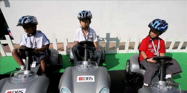 Valdemoro impulsa la educación vial a los niños con coches de policía de pedales