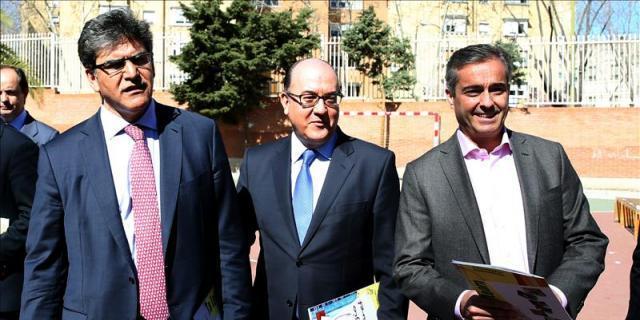 Los grandes banqueros de España visitan un instituto de San Blas para enseñar finanzas