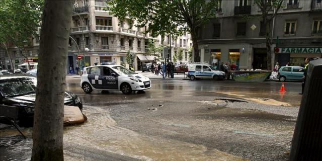 La rotura de una tubería causa problemas de tráfico en la Ronda de Valencia
