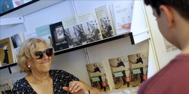 Manuela Carmena y Pérez Reverte se dan un baño de masas en la Feria del Libro