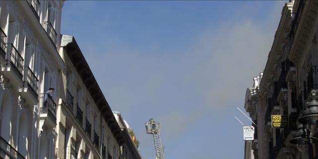 Un incendio en un restaurante afecta a la cubierta de un edificio cercano a Sol