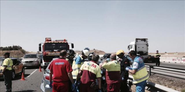 Dos heridos graves y dos leves al arrollar un camión a dos turismos en la A-5