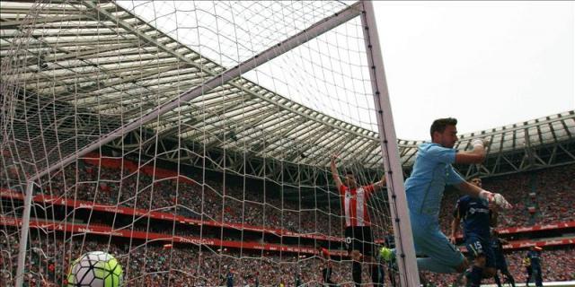 3-1. Aduriz, con dos goles, y Raúl García dan la primera victoria al Athletic