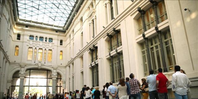 Domingo de zapatillas, fotos y curiosos en el Ayuntamiento de Madrid