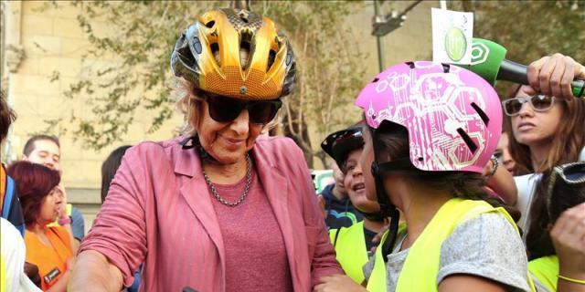 Carmena sale en bicicleta por la Gran Vía para "hacer que Madrid sea mejor"