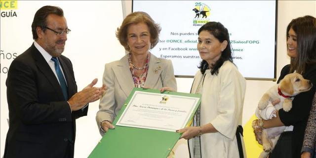 Doña Sofía homenajea a las familias que contribuyen a la formación de perros guía