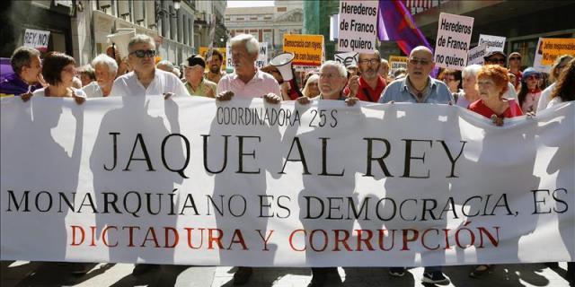 Más de un centenar de personas marchan en Madrid en contra de la monarquía