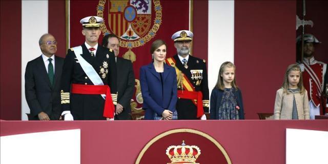 Los Reyes, con sus hijas, presiden el desfile de la Fiesta Nacional