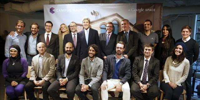 Kerry hace un hueco en su visita a España para reunirse con emprendedores
