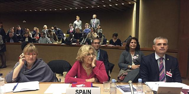 La alcaldesa de Madrid dice que el miedo a la expulsión paraliza la integración de los inmigrantes