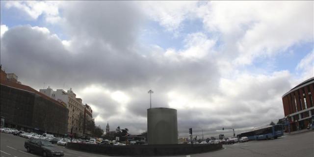 Carmena promete arreglar "cuanto antes" el monumento del 11-M