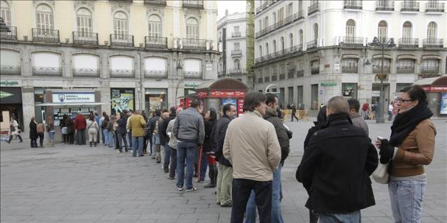 Paciencia y buen humor para comprar el décimo de Doña Manolita
