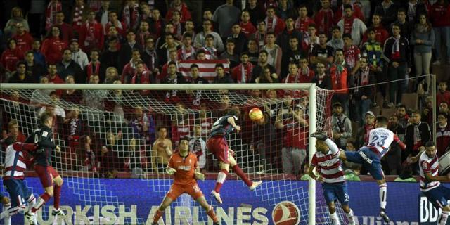 0-2. Los goles de Godin y Griezmann mantiene segundo a un Atlético muy serio