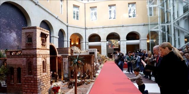 El Bosque de los Deseos y el Belén ya lucen en la Casa de Correos