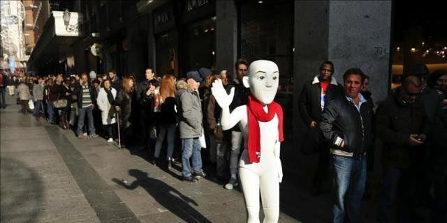 Justino deja un maniquí en Doña Manolita para que nadie se quede sin Lotería de Navidad