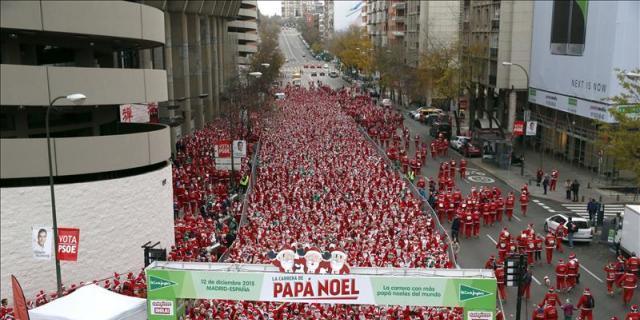 Diez mil Papá Noeles inundan el centro de Madrid con un nuevo récord
