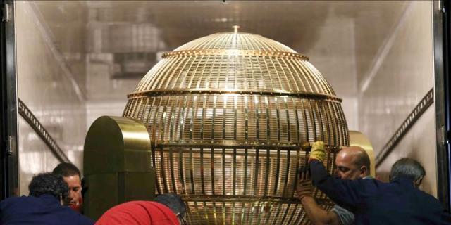 Los bombos y las bolas llegan al Teatro Real, a la espera de comenzar a girar el día 22