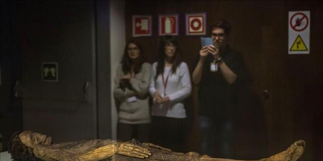 La momia guanche mejor conservada llega al Museo Arqueológico Nacional