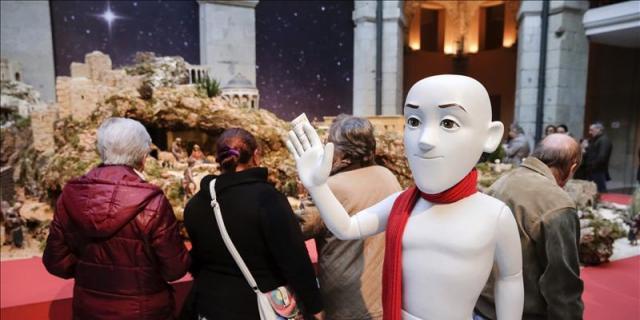 Justino se cuela en el Belén de la Comunidad y deja dos maniquíes