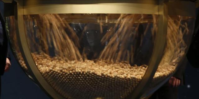 El 18.102, primero de los quintos premios del sorteo de Navidad, toca en Madrid