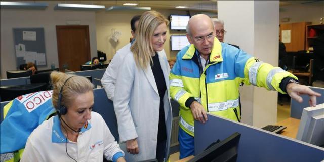 Cifuentes agradece el trabajo de sanitarios y taxistas