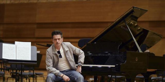 Auserón, Martirio y Kepa Junquera cantan por los refugiados en el Teatro Real