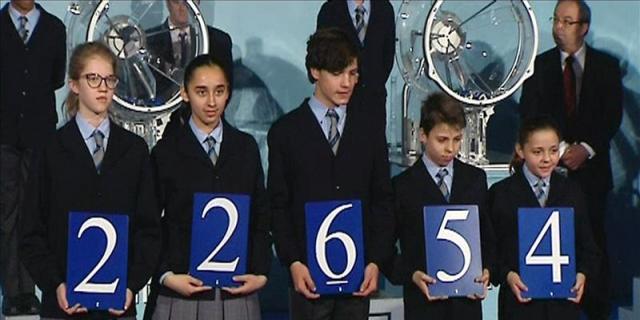 Un pellizco del 22.654, primer premio de El Niño muy repartido, se va a Madrid