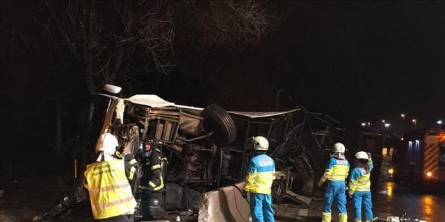 Muere en el acto el conductor y único ocupante de un autocar al volcar en la M-506 en Madrid