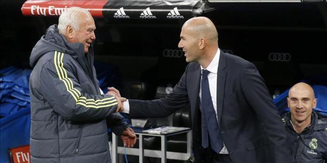 La afición del Bernabéu pasa de los silbidos a Benítez a la ovación a Zidane