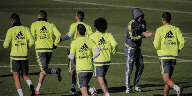 Zidane da protagonismo a la pelota con casi toda la plantilla sobre el césped