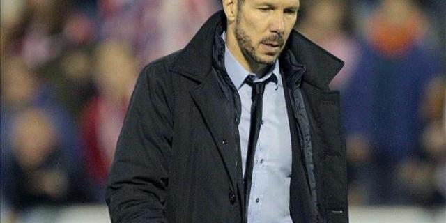 Simeone apoya una recogida de alimentos para Cruz Roja en el Atlético-Sevilla