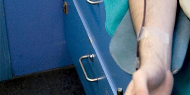 El Hospital de Torrejón premia a un donante con una camiseta del Real Madrid firmada El Hospital de Torrejón premia a un donante con una camiseta del Real Madrid firmada