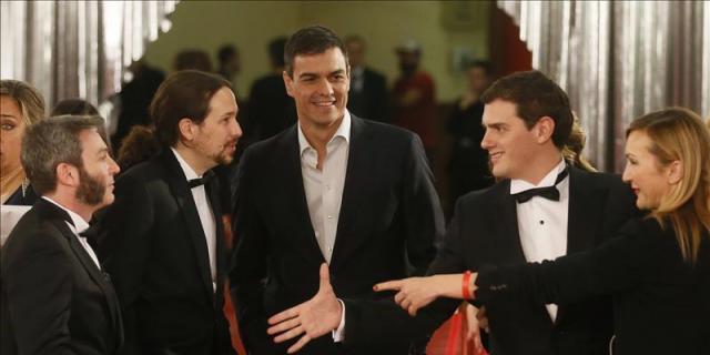 Pablo Iglesias, de esmoquin, y Sánchez sin corbata, en los Goya